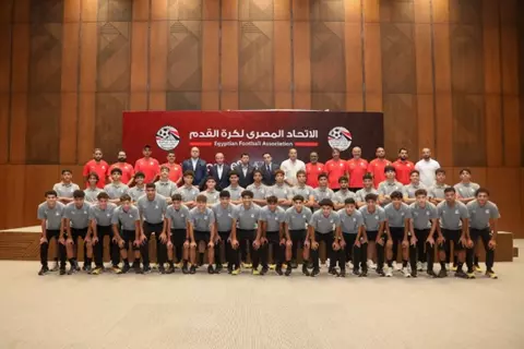 "نثق في قدراتكم".. وزير الرياضة يزور معسكر منتخب الناشئين قبل المونديال